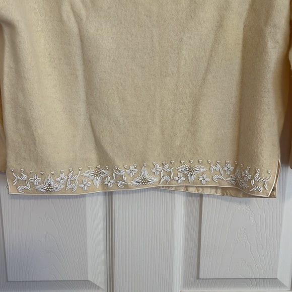 Vintage Cream & White Floral Beaded Cropped Knit Cardigan Sweater - Hong Kong - Picture 11 of 16